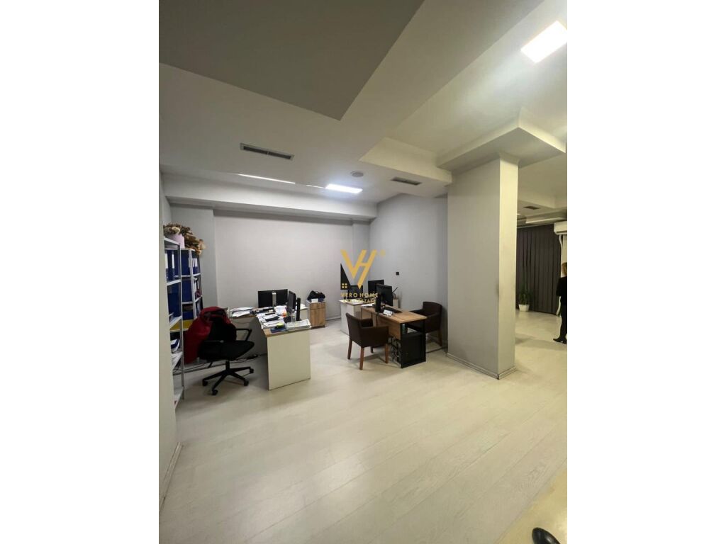 Jepet dyqan me qera te Rruga e Elbasanit 105 m2 1