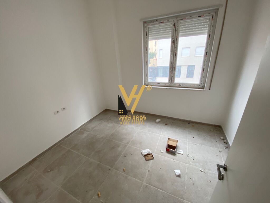 JEPET ZYRE 100 M2 ME QERA NE QENDER 1.000 EURO 2