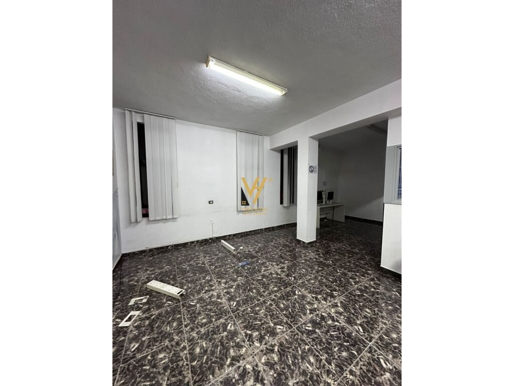 Jepet Zyre me qera te Rruga e Durresit 220 m2