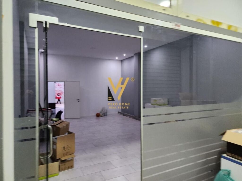 Jepet Dyqan me qera te Shkolla e Bashkuar 120 m2 1