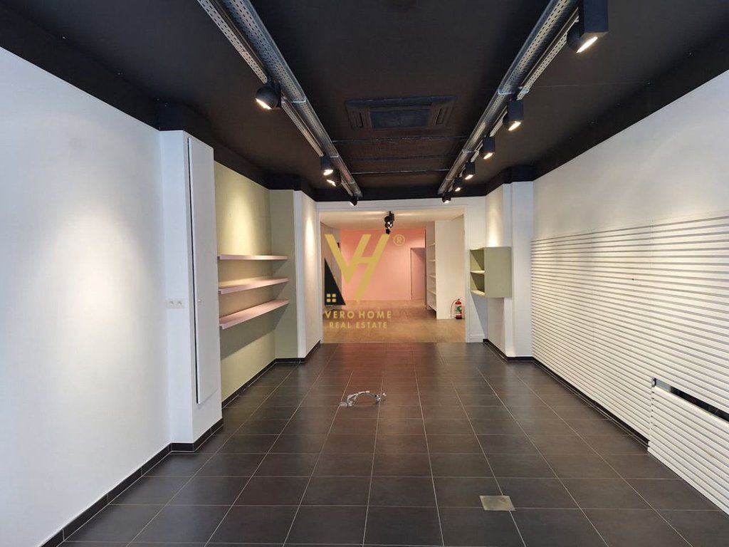 JEPET AMBJENT BIZNESI 120 M2 ME QERA TE ISH EKSPOZITA 1.300 EURO
