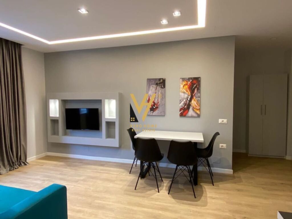 Jepet Apartament 2+1+ballkon me qera te 21 Dhjetori 90 m2