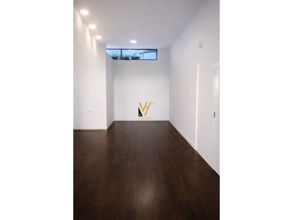 JEPET AMBIENT BIZNESI 120 M2 ME QIRA TE 21 DHJETORI 200.000 LEKE