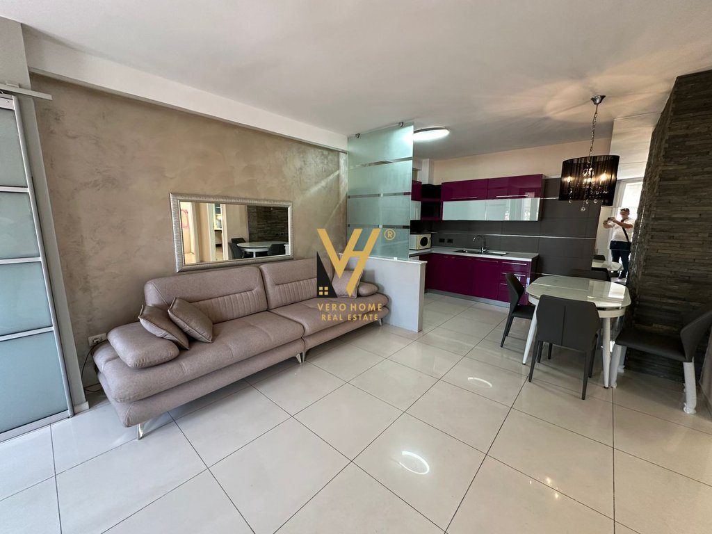 JEPET APARTAMENT 3+1 ME QIRA TE PAZARI I RI 70.000 LEKE 2