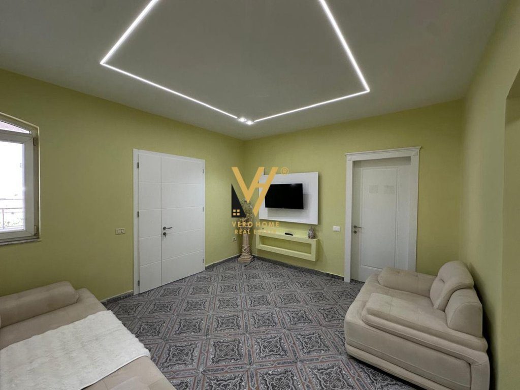 JEPET APARTAMENT 3+1+BLK ME QERA TE SHESHI SHQIPONJA 800 EURO 2