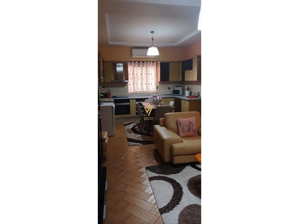JEPET HYRJE 2+1 ME QERA TE ISH UZINA E AUTOTRAKTOREVE, SHKOZE 430 EURO 2
