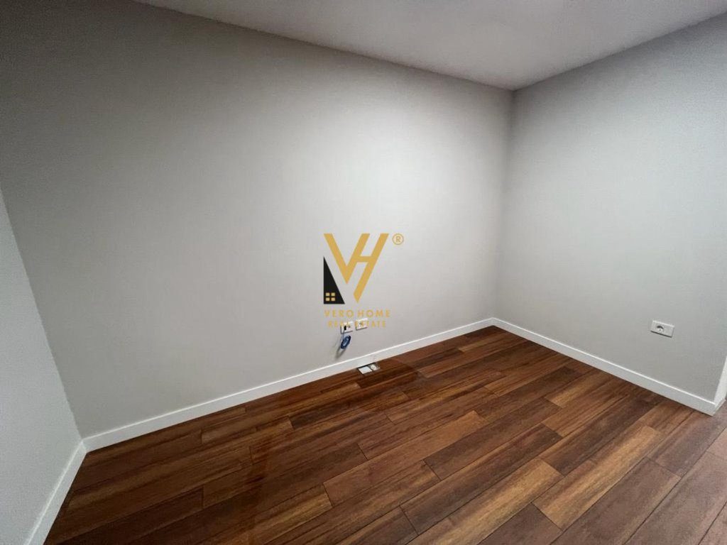JEPET ZYRE 150 M2 ME QERA TE SHALLVARET 1.800 EURO 4