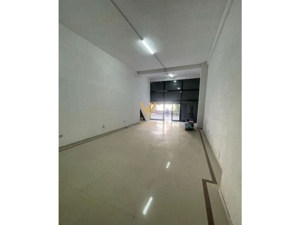 Jepet Dyqan me qera ne Sauk 30 m2