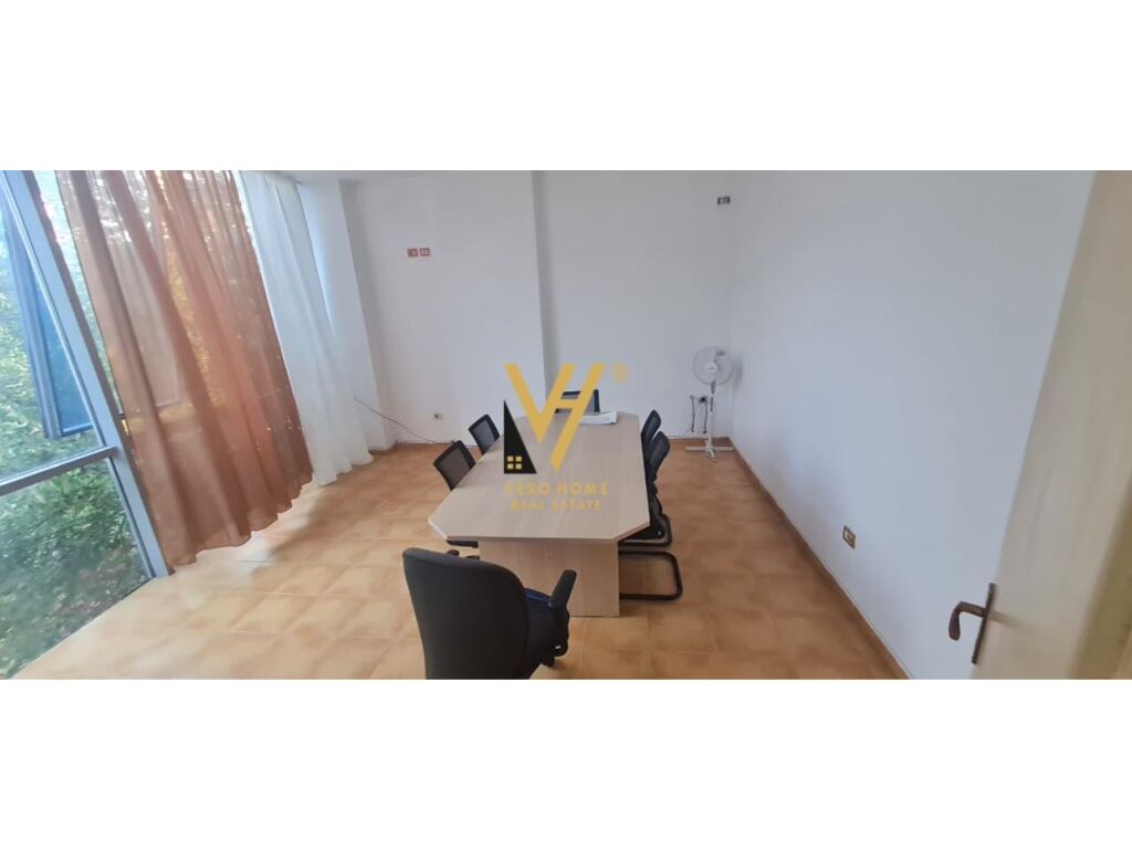 Shitet Njesi Biznesi te Xhamlliku 38 m2