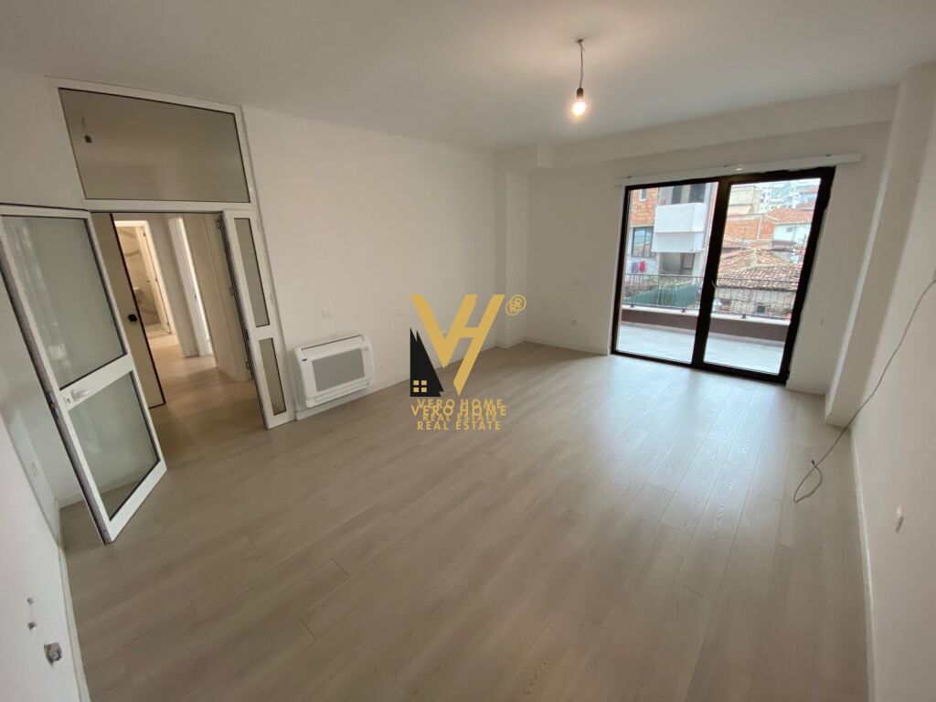 JEPET ZYRE 96 M2 ME QERA TE RRUGA MYSLYM SHYRI 700 EURO