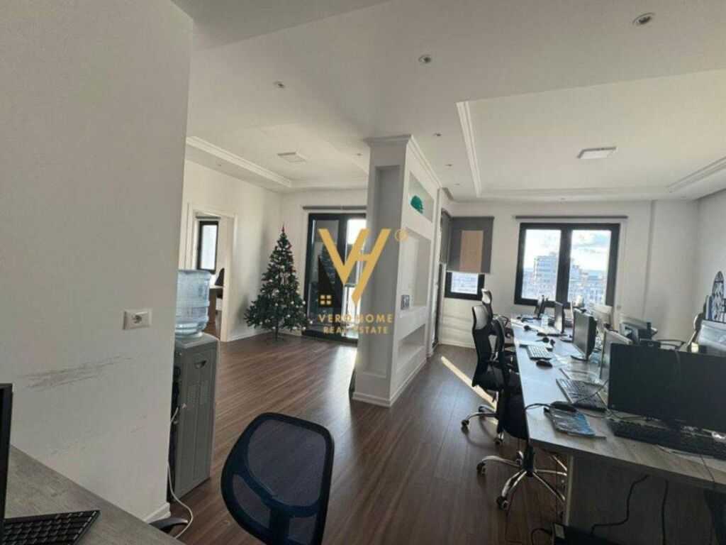 Jepet Zyre me qera te Kompleksi Square 21 , Rruga e Kavajes 140 m2