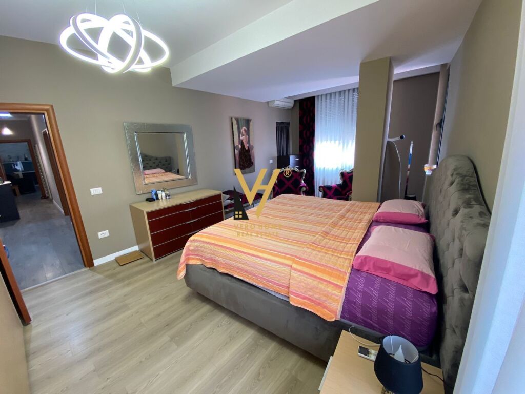 Jepet Apartament 2+1+post parkimi me qera te Rruga e Barrikadave 130 m2