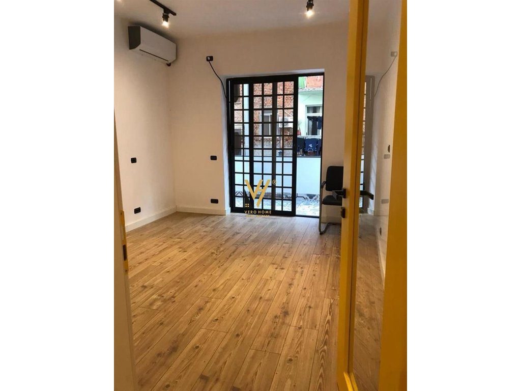 JEPET ZYRE 110 M2 ME QERA TE RRUGA E DURRESIT 90.000 LEKE 2