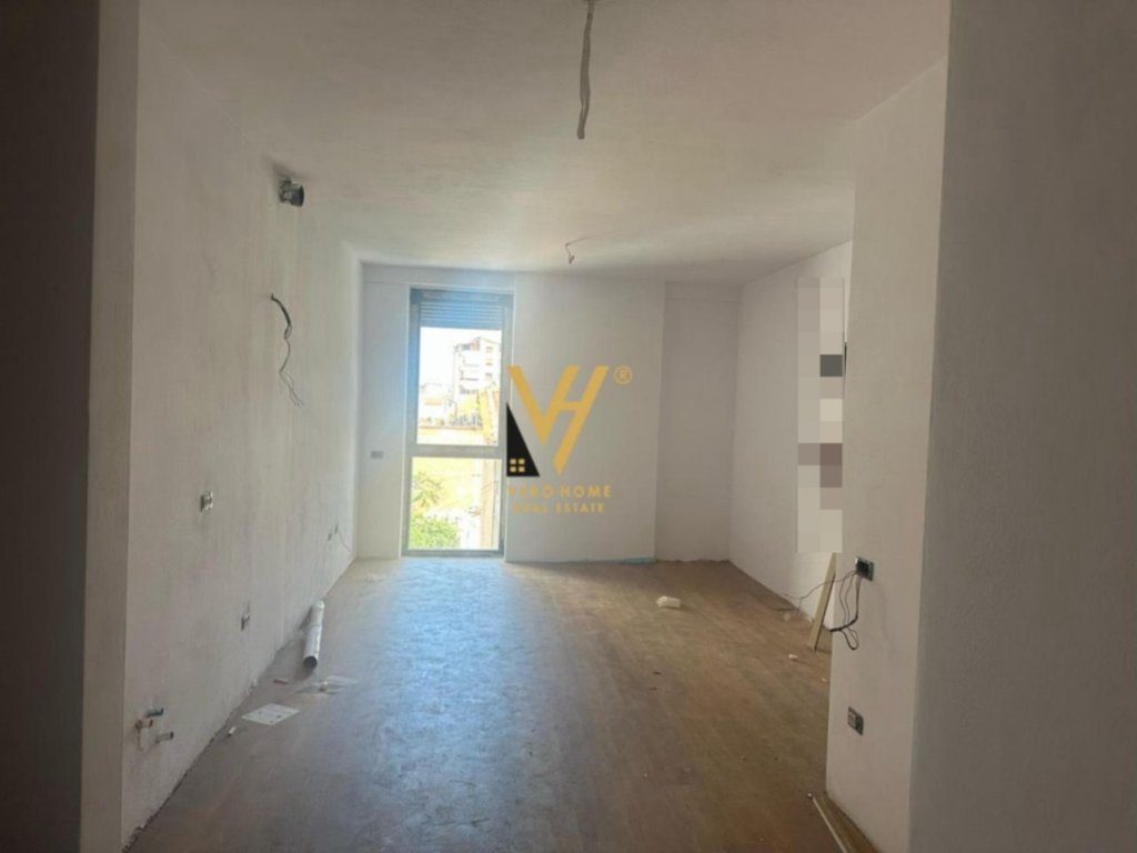 JEPET ZYRE 56 M2 ME QERA TE SHKOLLA E KUQE 550 EURO 1