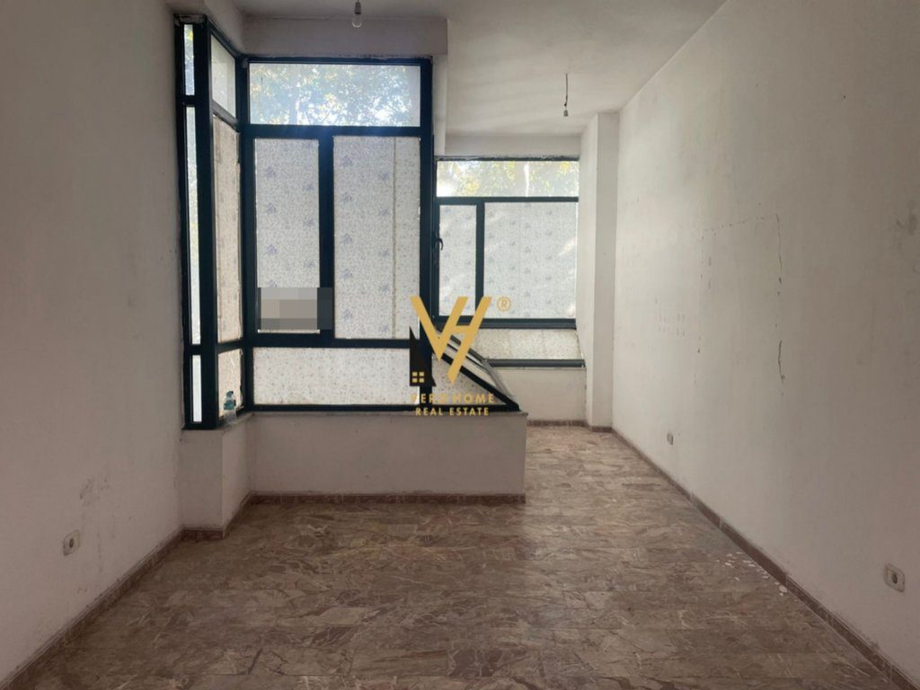 JEPET ZYRE 50 M2 ME QERA TE ISH EKSPOZITA 80.000 LEKE 1