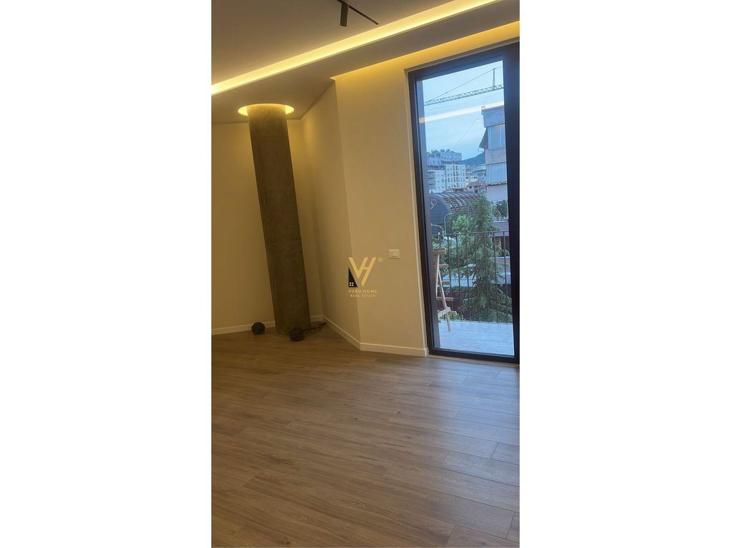 JEPET ZYRE 127 M2 ME QERA TE RRUGA E KOSOVAREVE 1.500 EURO