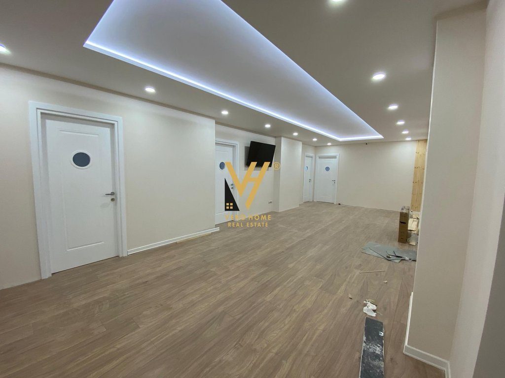 JEPET ZYRE 180 M2 ME QERA TE RRUGA E KAVAJES 1.850 EURO 4