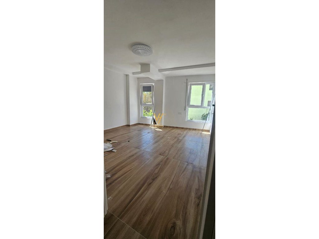 SHITET DUPLEX 2+1+2+VERANDE NE GOLEM 175.000 EURO
