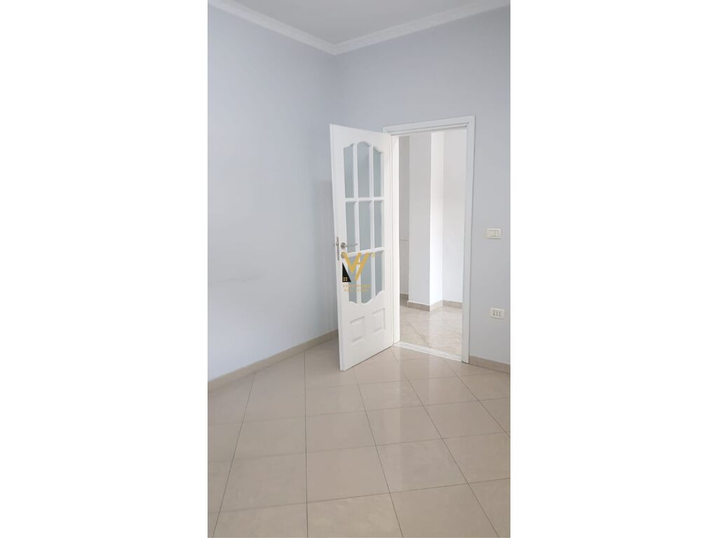 Jepet ambjent biznesi me qera te Pediatria , rruga Kongresi i Manastirit 80 m2 3
