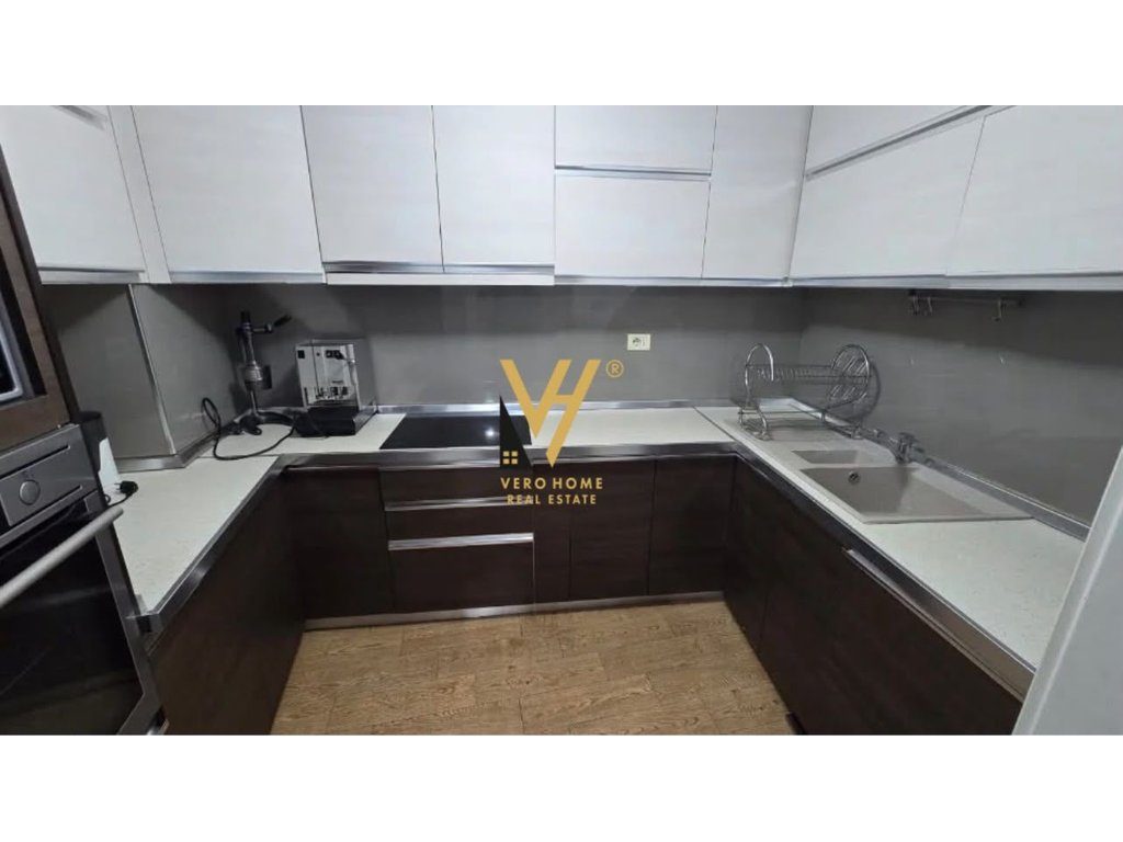 JEPET APARTAMENT 3+1+2 ME QERA NE QENDER 900 EURO 3