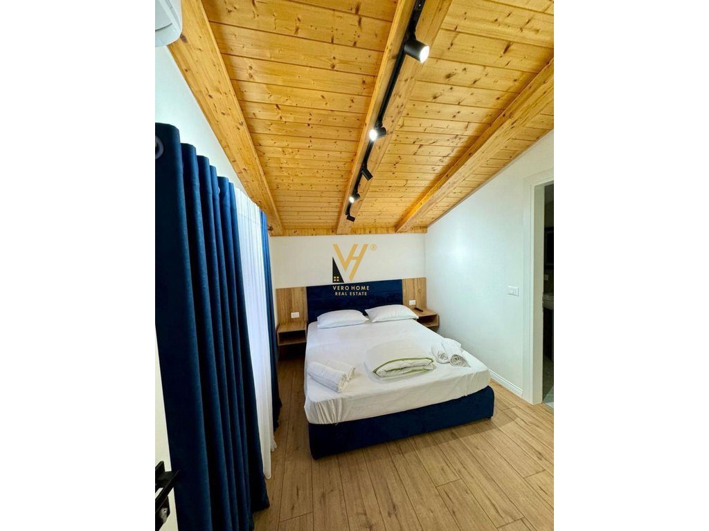 JEPET HOTEL TRE KATE ME QERA TEK RRUGA E DIBRES 750.000 LEKE 4