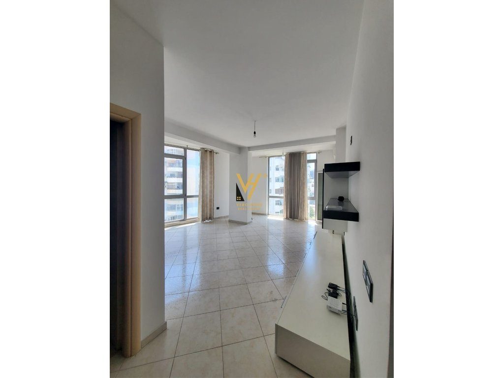 JEPET ZYRE 110 M2 ME QERA TE KOMUNA E PARISIT 1.300 EURO
