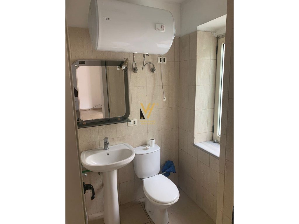 JEPET ZYRE 35 M2 ME QERA TEK STADIUMI DINAMO 400 EURO 3
