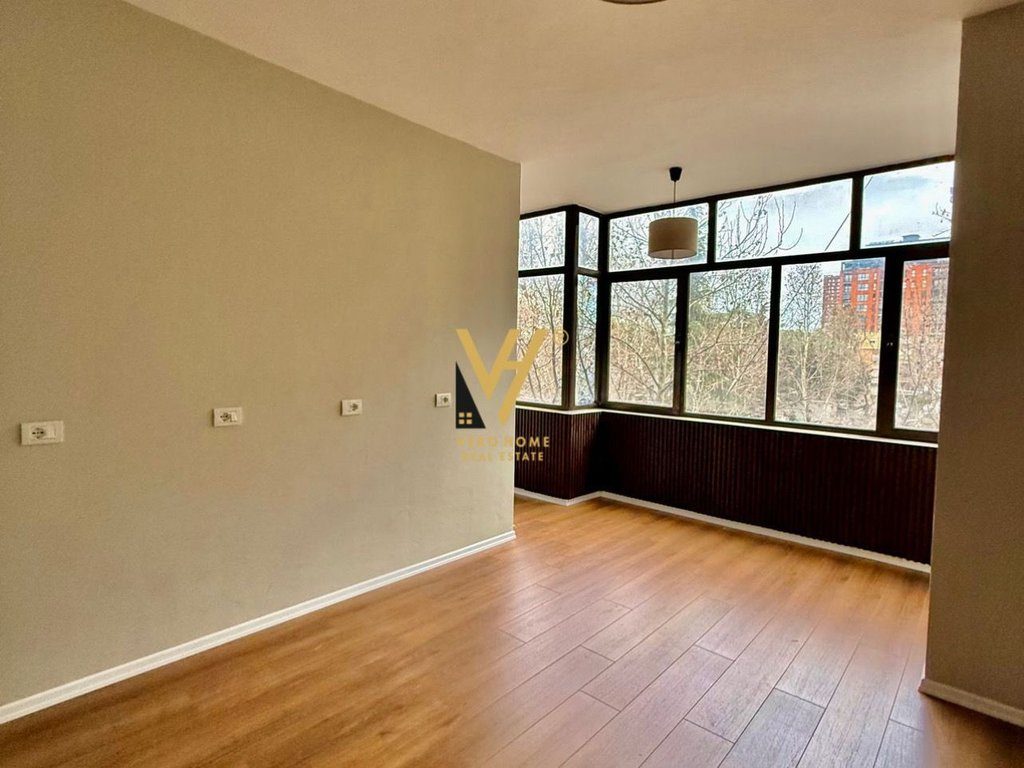 JEPET ZYRE 65 M2 ME QERA TE BLV.BAJRAM CURRI 700 EURO