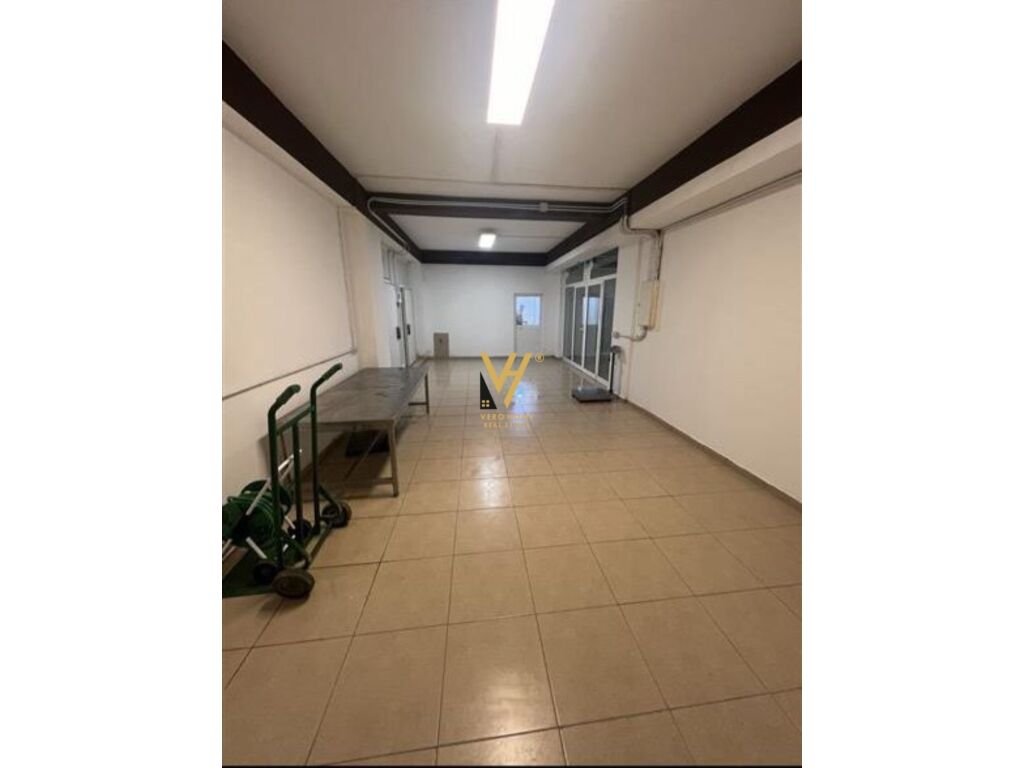 Jepen 3 Dhoma Frigoriferike me qera te Liqeni i Thate 200 m2 4