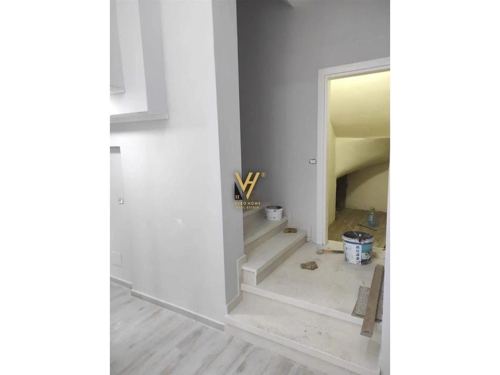 JEPET ZYRE 140 M2 ME QERA TE RR.HOXHA TAHSIM 130.000 LEKE 4