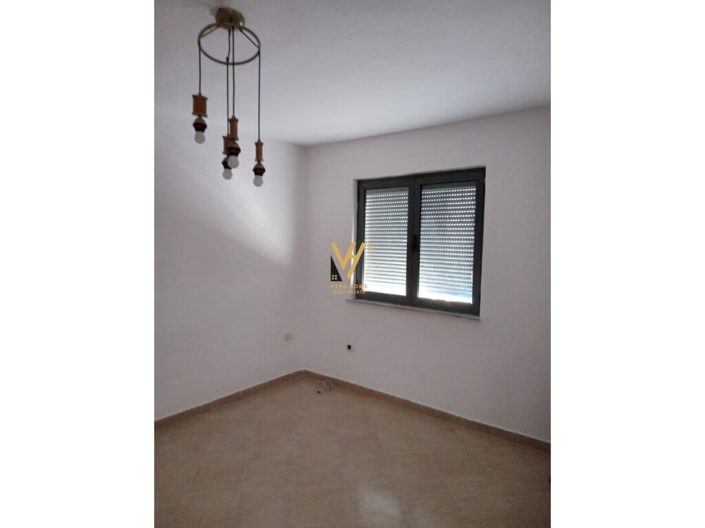 Jepet ambjent biznesi me qera te Rruga Qemal Stafa 54 m2 3