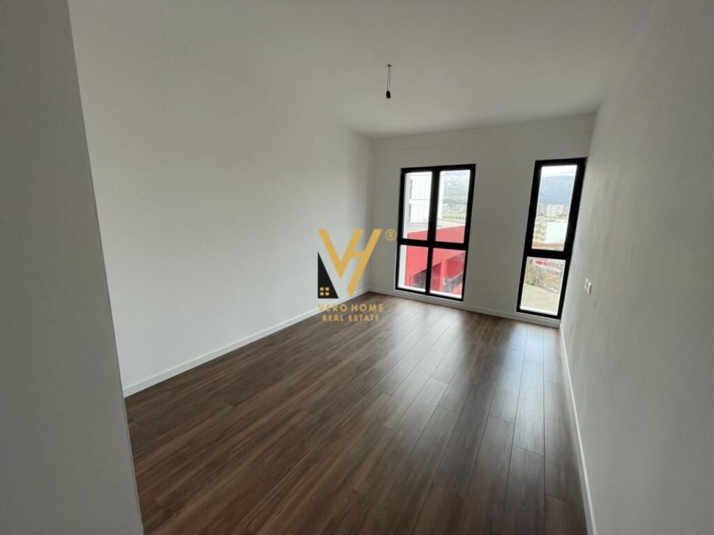Jepet Zyre me qera te Kompleksi Arlis, Rruga e Dibres 130 m2 2