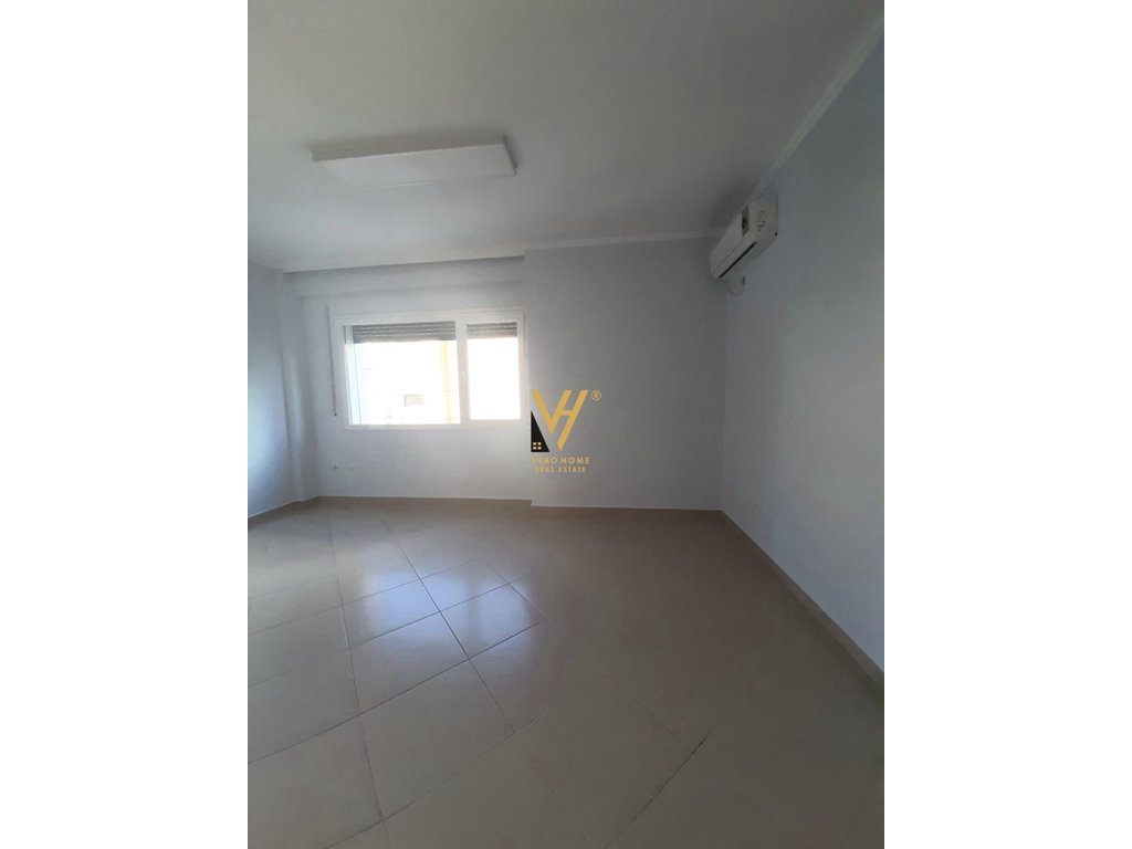 JEPET ZYRE 97 M2 ME QIRA NE QENDER 800 EURO 3