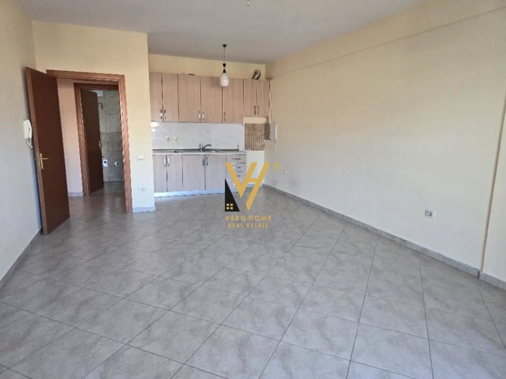 JEPET APARTAMENT 2+1+BLK ME QERA TE SIRI KODRA 800 EURO 2