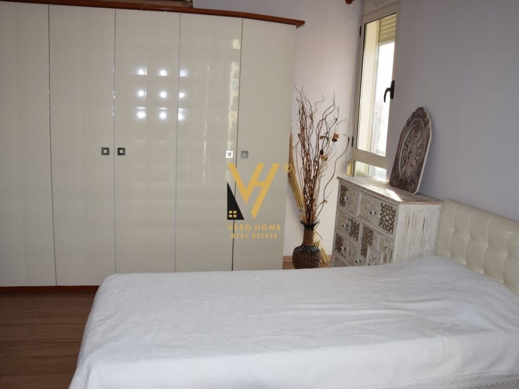 Jepet Apartament 3+1+2+ballkon me qera te Pazari i Ri 130 m2
