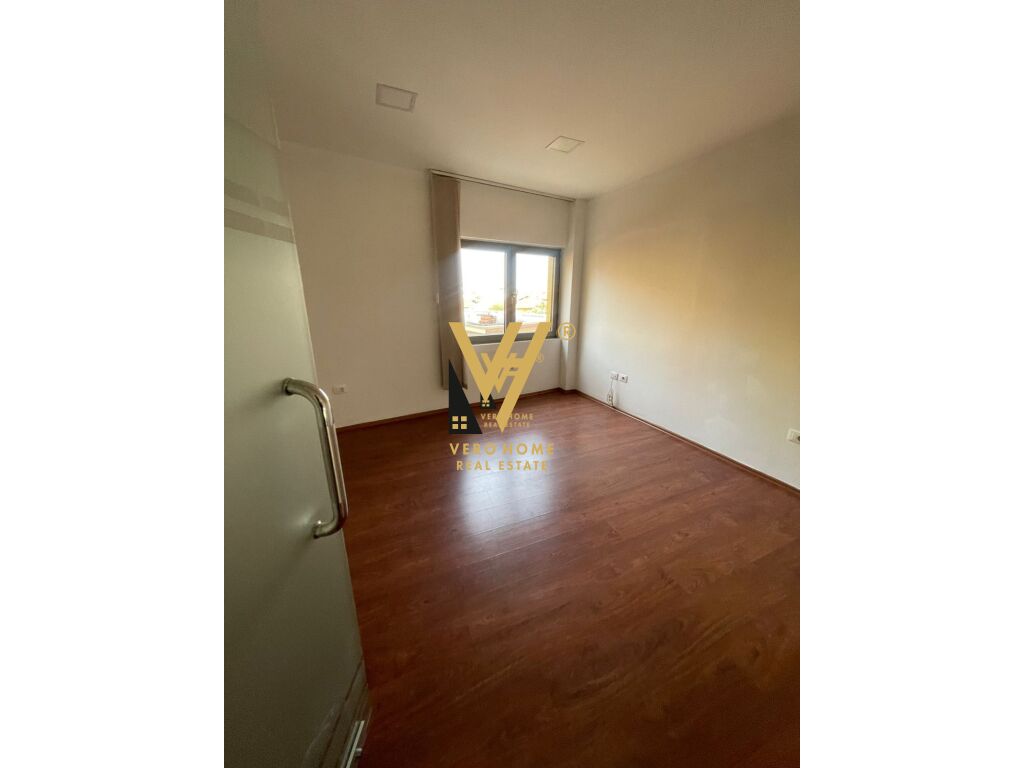 JEPET ZYRE 220 M2 ME QERA TE SELVIA 2.000 EURO 2