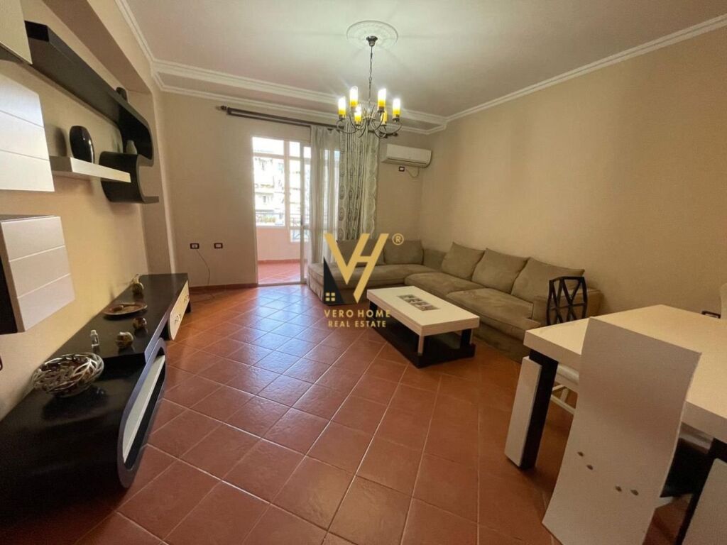 Shitet Apartament 2+1+dy ballkon te Komuna e Parisit 100 m2 2