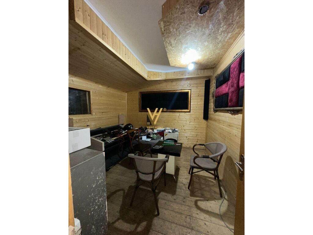 Shitet Ambient Komercial te 21 Dhjetori 80 m2 2