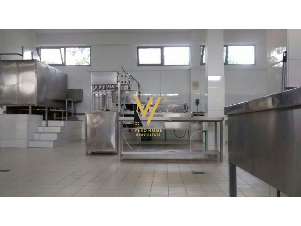 Shitet ambient komercial ne Elbasan 1400 m2 4