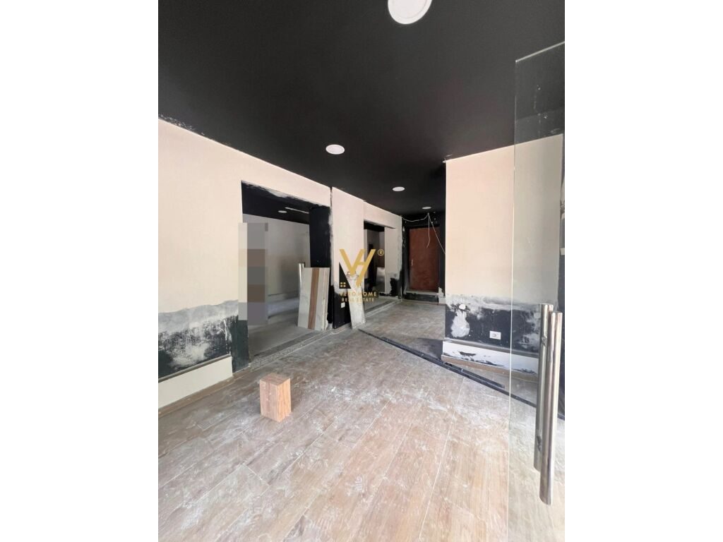 Shitet Dyqan te 21 Dhjetori 80 m2