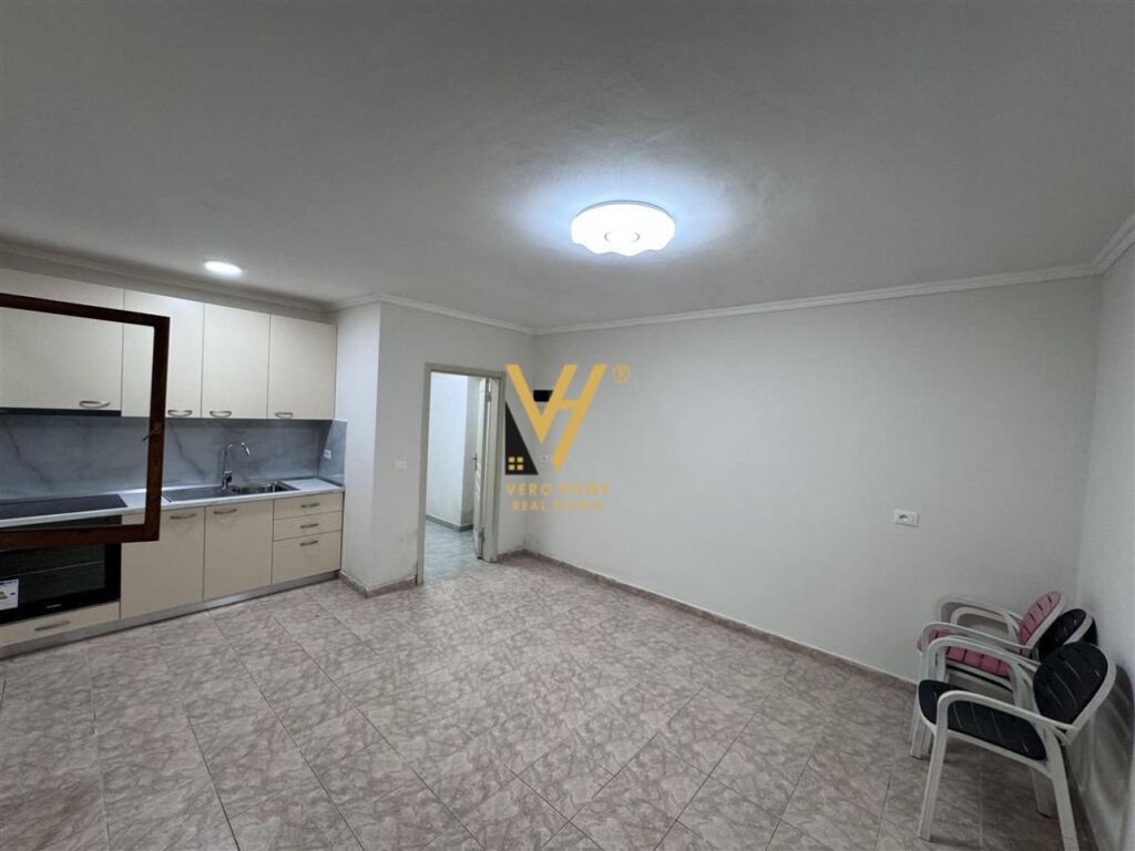 Jepet Zyre me qera te Rruga Bardhyl 50 m2 4