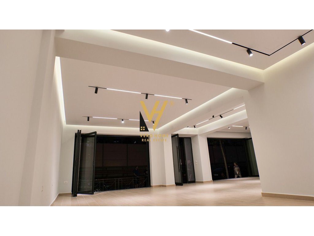 JEPET DYQAN 130 M2 ME QERA, KOMUNA E PARISIT 2.600 EURO