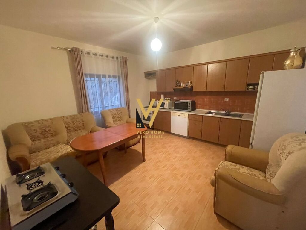 Jepet Apartament 3+1+2+ballkon me qera prane Uet 165 m2