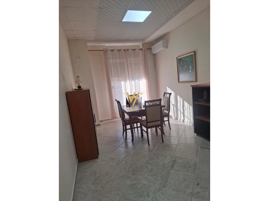 JEPET APARTAMENT 2+1 ME QERA TE AMBASADA KINEZE 80.000 LEKE 2
