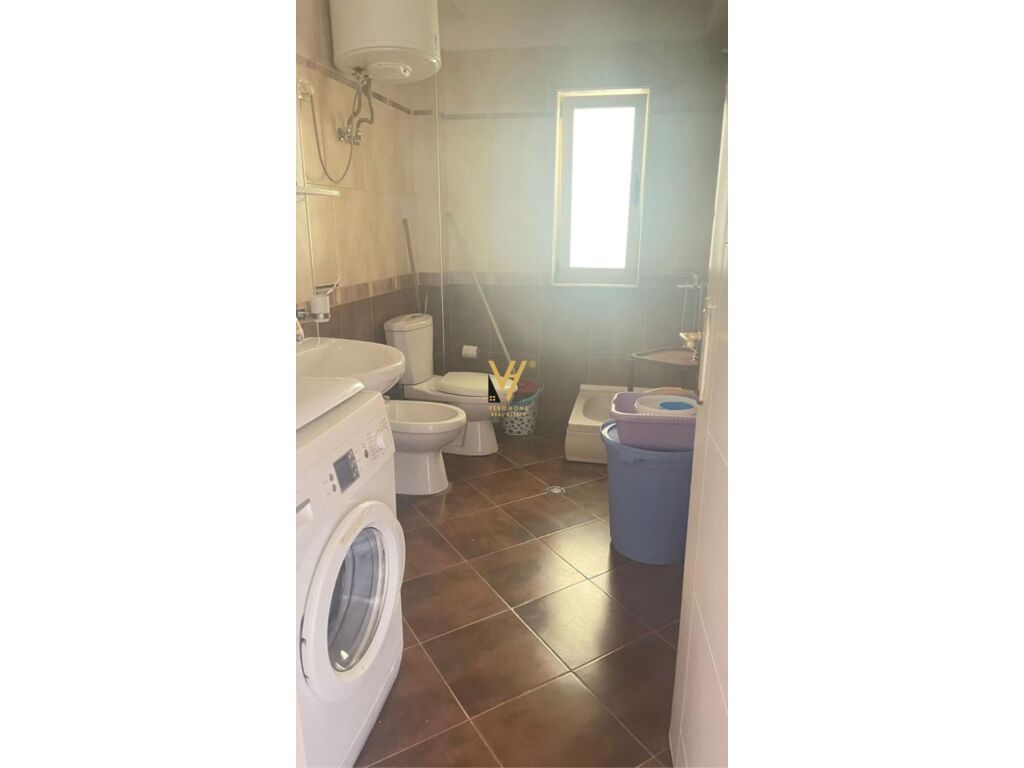 Shitet Apartament 3+1 te Rruga Vaso Pasha , Bllok 121 m2 2