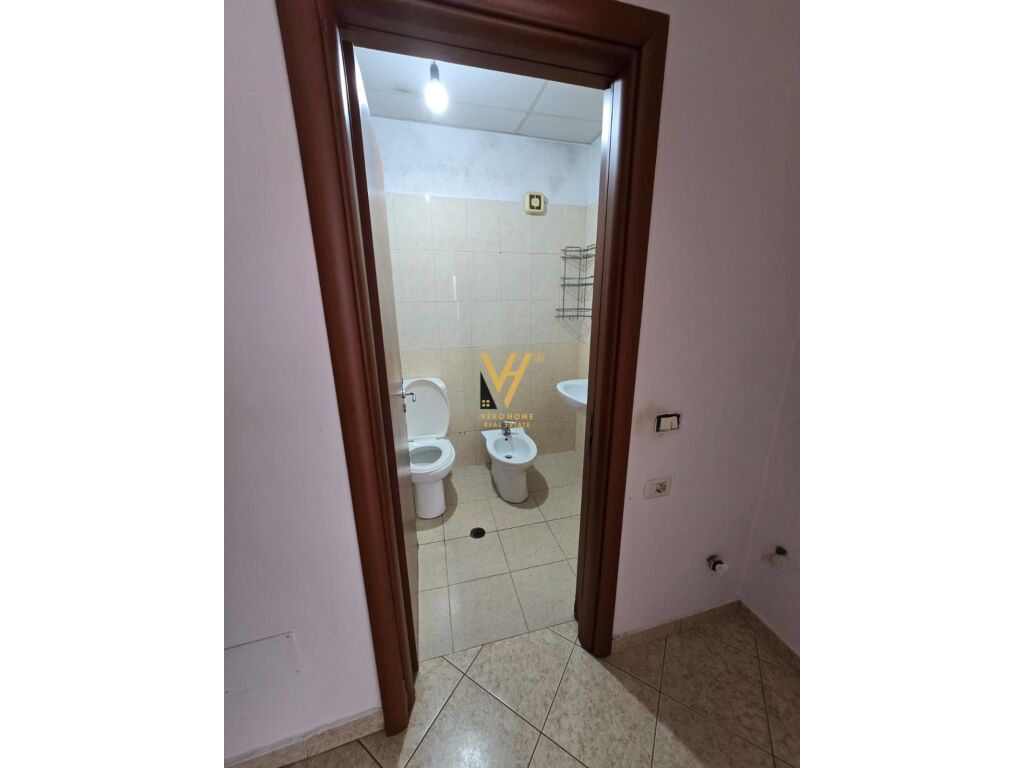 Shitet Apartament 2+1+ballkon te Qendra Globe , Rruga e Kavajes 95 m2