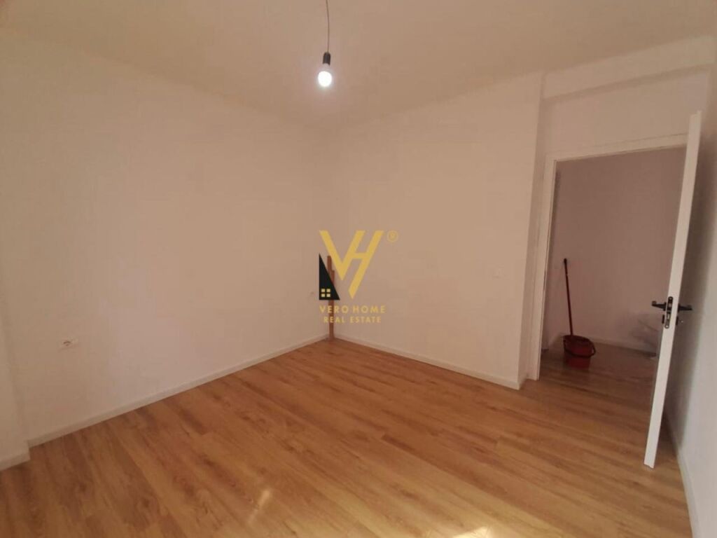 Shitet Apartament 1+1+ballkon te 21 Dhjetori 65 m2