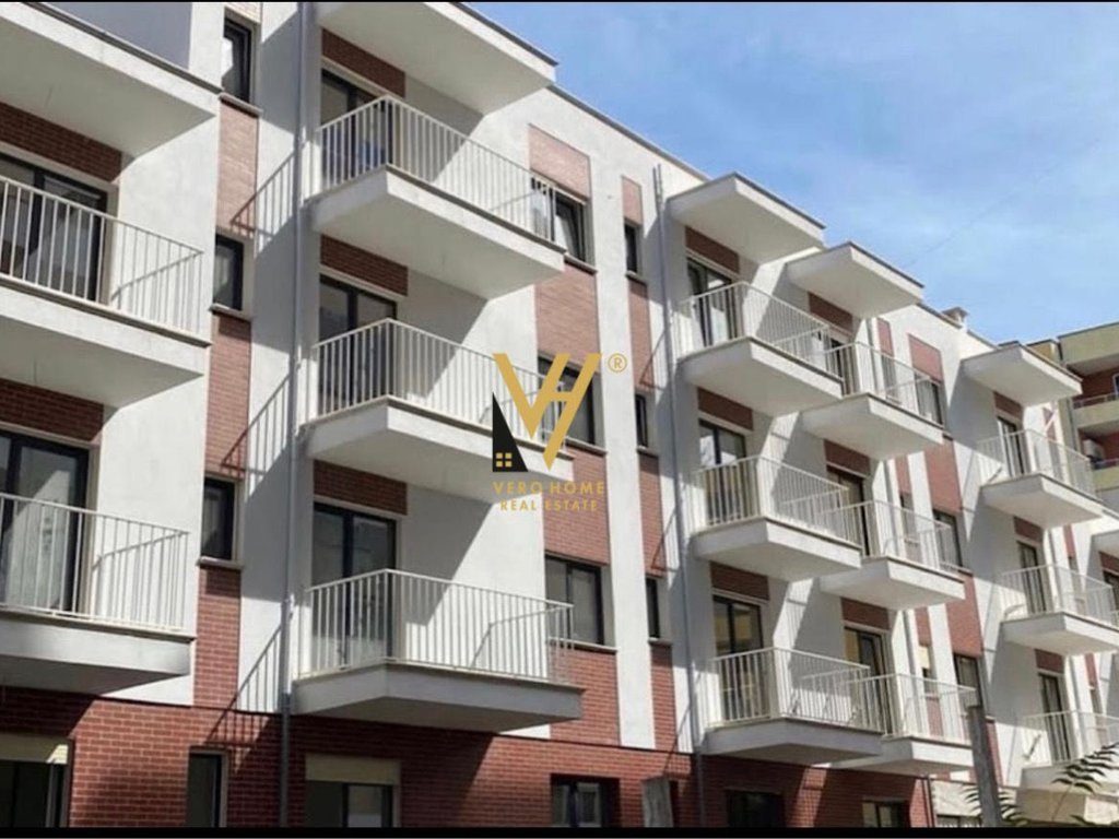 SHITET 3 POSTE PARKIMI NE PORCELAN 9.000.000 LEKE
