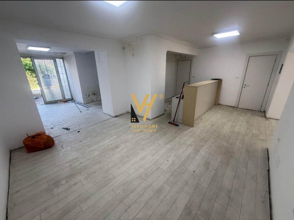 JEPET AMBIENT BIZNESI 100 M2 ME QERA TE MOZAIKU I TIRANES 1.250 EURO 2