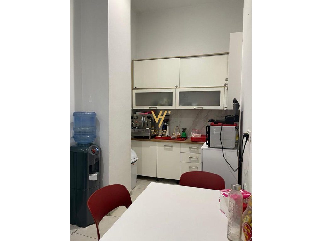 JEPET ZYRE 300 M2 ME QERA NE BLLOK 4.000 EURO 4